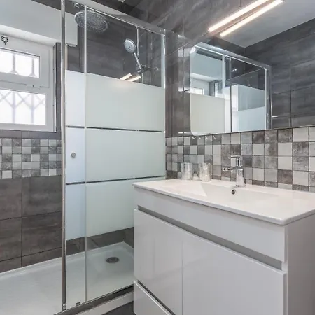 Cozy 2br Near Oura By Lovelystay דירה