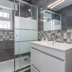 Cozy 2br Near Oura By Lovelystay Apartmán