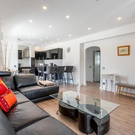 Cozy 2br Near Oura By Lovelystay Apartmán *